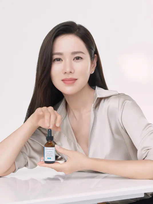 Noona kekasih Hyun Bin ini juga sukses membuat setiap penampilannya awet muda, bak tak pernah menua. Lihat bagaimana penampilan Son Ye Jin ini akan membuat orang tak percaya ia telah berusia 40 tahun. Foto: Instagram.