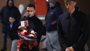 Bek Real Madrid asal Inggris #12, Trent Alexander-Arnold, membawa karangan bunga di samping bek Real Madrid asal Spanyol #24, Dean Huijsen, saat mereka memberikan penghormatan terakhir untuk mengenang mendiang striker Liverpool asal Portugal, Diogo Jota, setelah konferensi pers di Stadion Anfield, Liverpool, Inggris barat laut, pada 3 November 2025, menjelang pertandingan fase grup Liga Champions UEFA Real Madrid melawan Liverpool. (PETER POWELL/AFP)