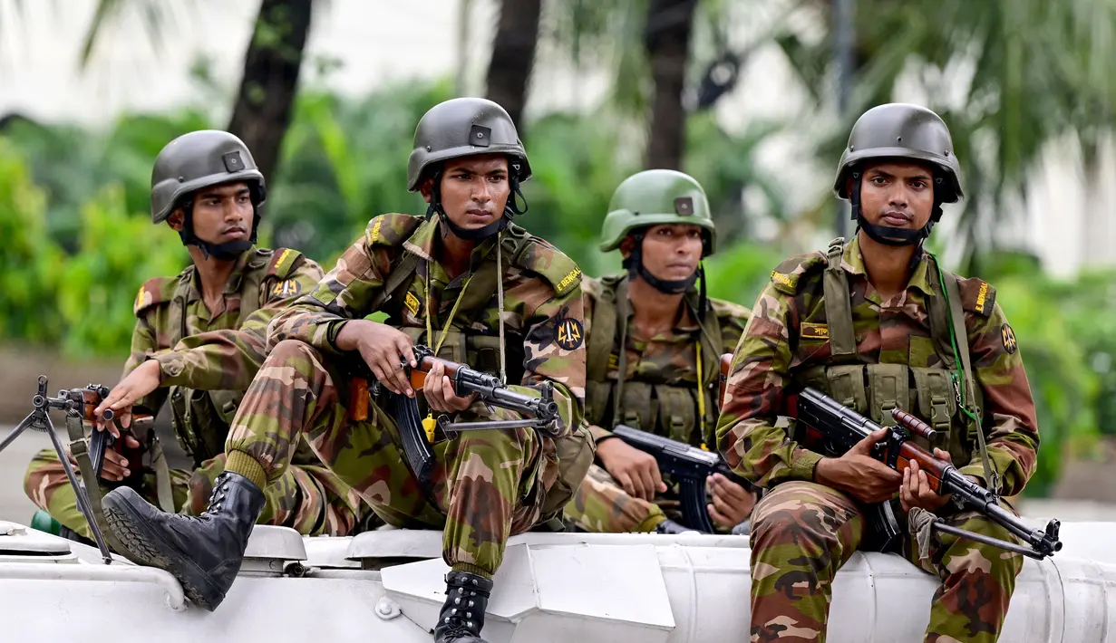 Tentara bersenjata lengkap dan sejumlah kendaraan taktis dikerahkan di ibu kota. (Munir UZ ZAMAN / AFP)
