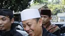 Penyanyi religi itu tiba di pengadilan sekitar pukul 08.30 WIB. Dengan mengenakan pakaian warna gelap dan peci putih di kepalanya. (Adrian Putra/Bintang.com)