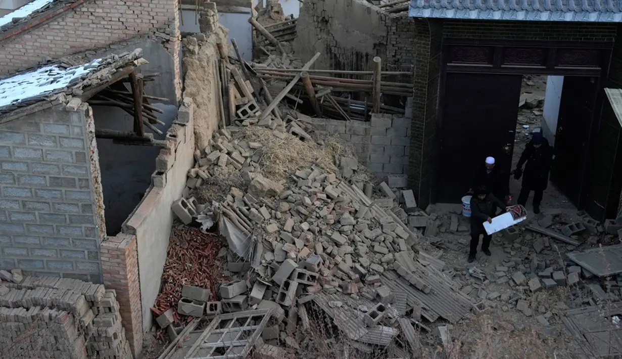 Gempa dahsyat yang terjadi semalam mengguncang wilayah pegunungan di China barat laut, kata pihak berwenang pada hari Selasa. (AP Photo/Ng Han Guan)