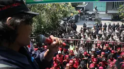Buruh menuntut agar pemerintah memberikan pelayanan jaminan kesehatan secara gratis. Sebagaimana dijanjikan oleh Presiden Terpilih Joko Widodo melalui Kartu Indonesia Sehat, Jakarta, Rabu (17/9/2014) (Liputan6.com/Faizal Fanani)