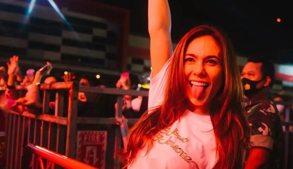 <p>Dari beberapa foto yang diunggah, Wulan Guritno tampil bak anak muda mengenakan t-shirt merch Denny Caknan bertuliskan ‘Wong Jowo Ojo Ilang Jowone’ yang dipadukan dengan rok mini bermotif warna ungu. (Instagram/wulanguritno).</p>