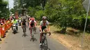 Cuaca panas dan kontur lintasan yang menanjak menjadi tantangan tersendiri di Stage I Tour De Banyuwangi Ijen. Tampak, beberapa pebalap membuka kaosnya saat berlomba, (16/10/2014). (Liputan6.com/Helmi Fithriansyah)