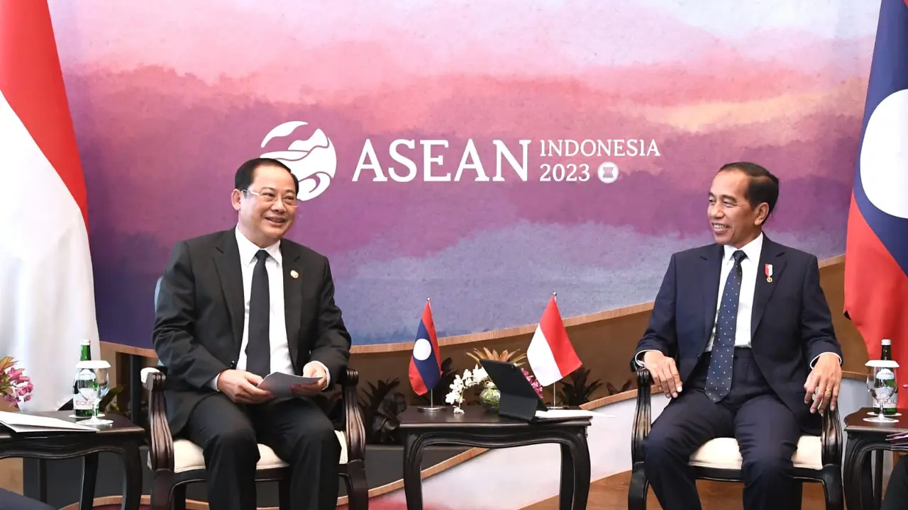 Presiden Joko Widodo atau Jokowi melakukan pertemuan bilateral bersama Perdana Menteri (PM) Laos, Sonexay Siphandone di Hotel Meruorah, Labuan Bajo, Provinsi Nusa Tenggara Timur (NTT), Selasa (9/5/2023).