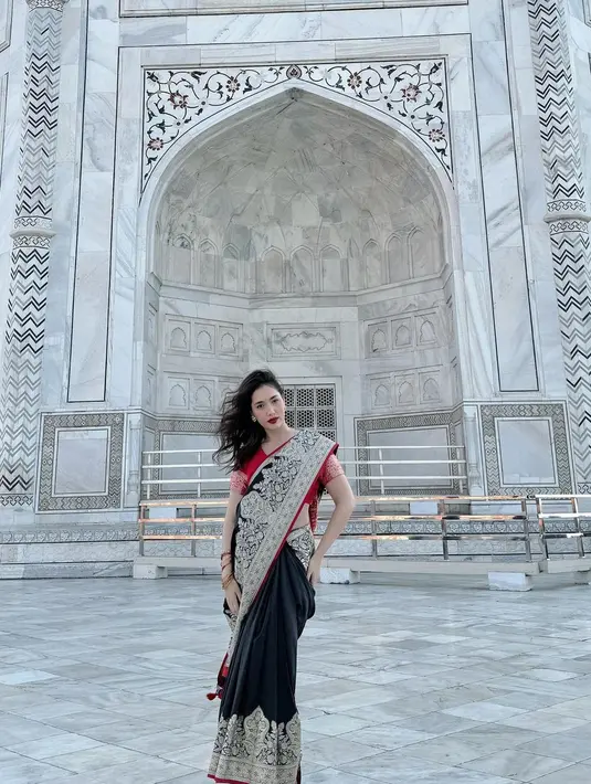 Busana ini dipadukan dengan sandal dan beads di dahi, bikin dirinya terlihat seperti artis Bollywood [@laksmideneefe]