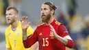 Bek Spanyol, Sergio Ramos, saat melawan Ukraina pada laga UEFA Nations League di Stadion Olimpiyskiy, Rabu (14/10/2020). Ukraina menang dengan skor 1-0. (AP/Efrem Lukatsky)