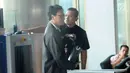 Mantan Dirut Perum Percetakan Negara Republik Indonesia (PNRI) Isnu Edhi Wijaya memasuki gedung KPK untuk menjalani pemeriksaan, Jakarta, Selasa (14/11). Isnu diperiksa terkait kasus korupsi pengadaan KTP Elektronik. (Liputan6.com/Helmi Fithriansyah)