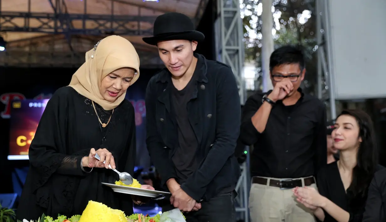 "Ketika ketemu, saya ketemu sama mbak Yanti (istri alm Chrisye) dan saya ditawarin menjadi peran utama. 'kenapa saya?', padahal saya nggak mirip," ucap Vino saat ditemui di kawasan Ampera, Jakarta Selatan, Rabu (1/2/2017). (Adrian Putra/Bintang.com)