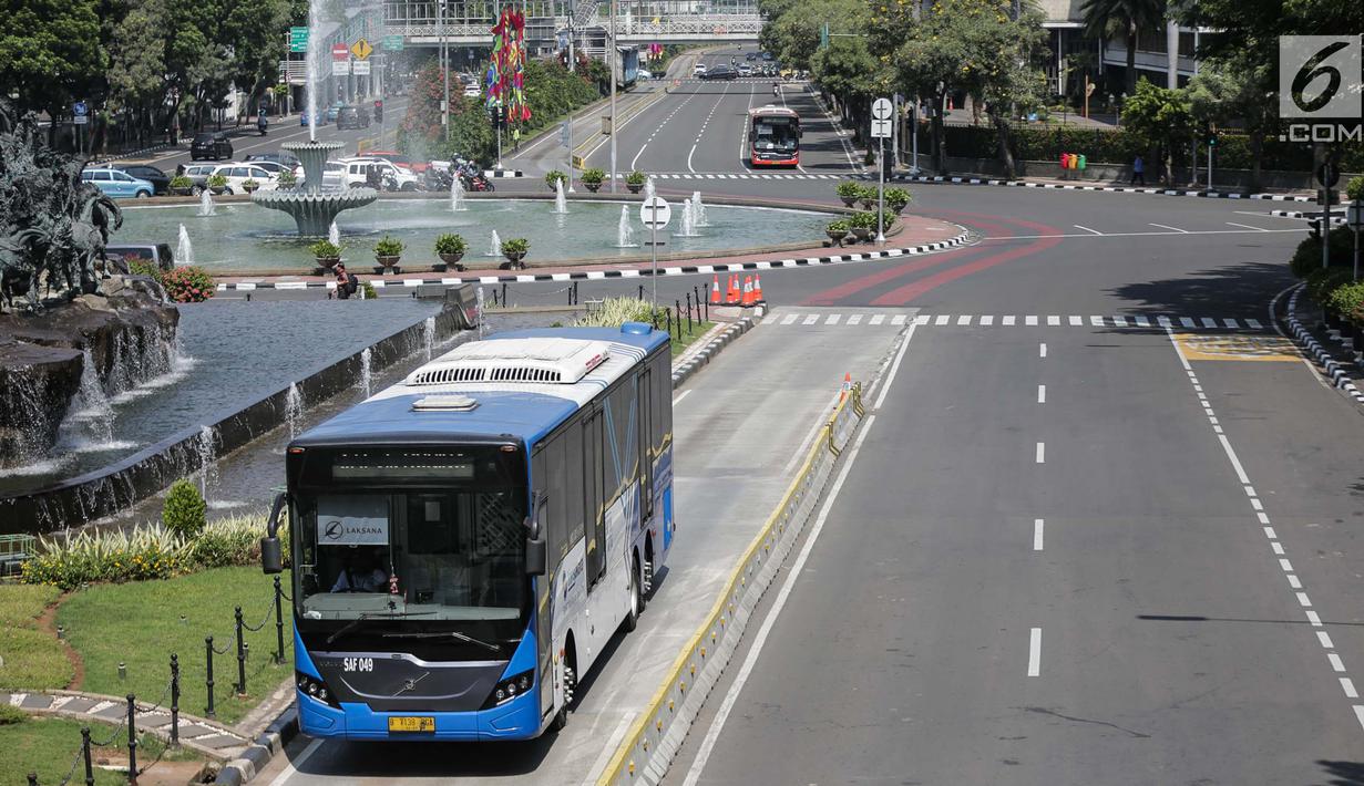 Bus Transjakarta melintas di Jalan Merdeka Barat, Jakarta, Rabu (19/6/2019). Hari ini jalan tersebut dibuka untuk umum di tengah berlangsungnya sidang ketiga sengketa Pilpres 2019. (Liputan6.com/Faizal Fanani)