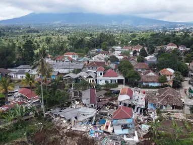 Foto udara memperlihatkan pemukiman yang hancur akibat gempa di Desa Sarampad, Kabupaten Cianjur, Jawa Barat, Selasa (22/11/2022). Gempa dengan magnitudo 5,6 mengakibatkan sejumlah rumah dan jalan di Desa Sarampad rusak parah. (Liputan6.com/Herman Zakharia)
