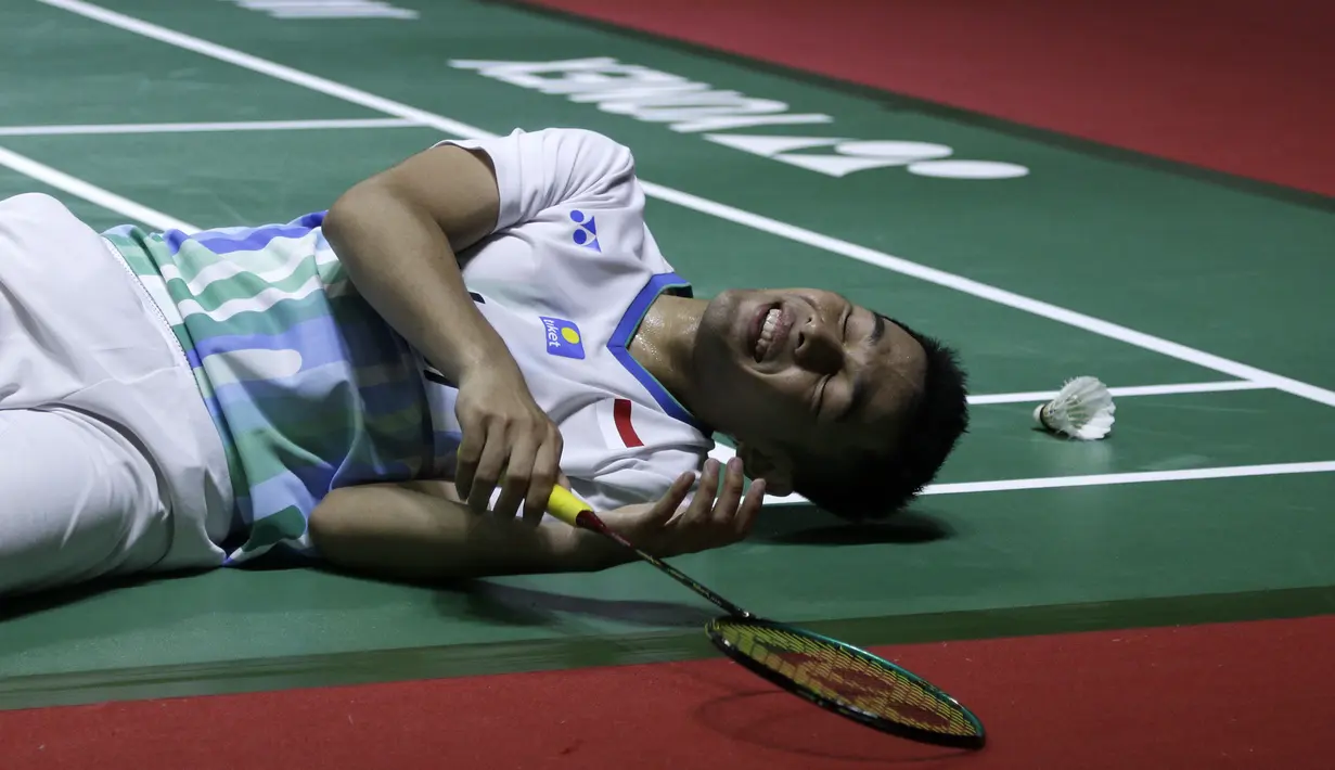 Ganda putra Indonesia, Fajar Alfian, terjatuh saat berusaha mengembalikan kok ganda China, Huang Kai Xiang/Liu Cheng, pada Blibli Indonesia Open 2019 di Istora Senayan, Jakarta, Rabu (17/7). Fajar/Rian menang 18-21, 21-14, 21-16. (Bola.com/Yoppy Renato)