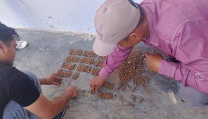 Warga Kelurahan Mojopanggung, Kecamatan Giri, Kabupaten Banyuwangi, digemparkan oleh penemuan satu karung kecil berisi ratusan proyektil atau timah peluru di Tempat Pembuangan Sampah (TPS) Gapangan. (Istimewa)