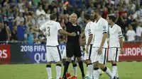 Bek Italia, Giorgio Chiellini, menerima kartu merah pada laga melawan Israel di Sammy Ofer Stadium, Haifa, Senin (5/9/2016). (AFP/Jack Guez)