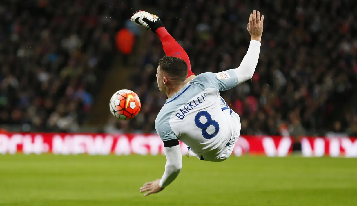  Aksi pemain Inggris, Ross Barkley dengan tendangan salto ke gawang Belanda pada laga persahabatan di Stadion Wembley, London, Rabu (30/3/2016) dini hari WIB. Belanda menang 2-1. (Reuters/Stefan Wermuth)