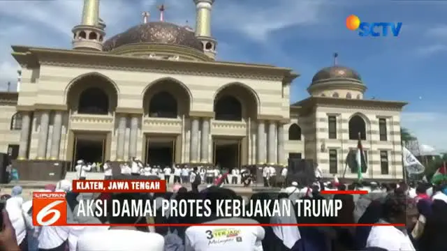 Ratusan warga yang tergabung dalam aksi tersebut juga mengecam pernyataan Donald Trump atas Yerussalem.
