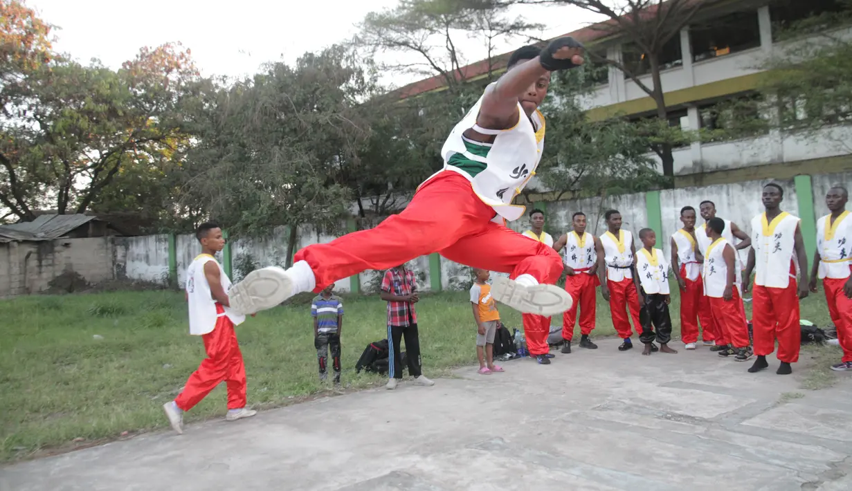 Sejumlah pemuda Tanzania dari Dragon Warriors Club berlatih kungfu di pusat kota Dar es Salaam, Tanzania, pada 25 Agustus 2020. Kungfu, seni bela diri China semakin populer di kalangan anak muda Tanzania. (Xinhua)