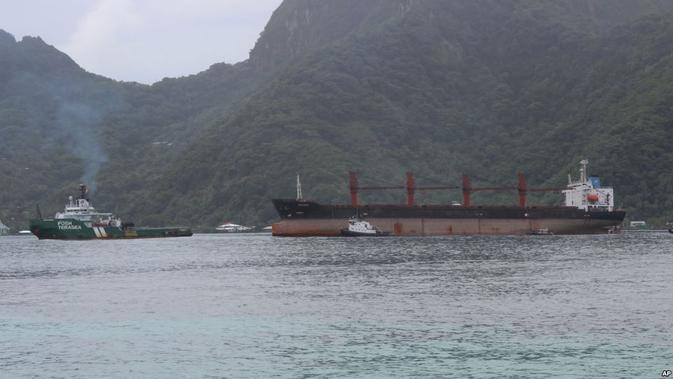 Kapal kargo Korea Utara, The Wise Honest (kanan) yang disita Amerika Serikat, memasuki perairan Samoa Amerika (AP PHOTO)