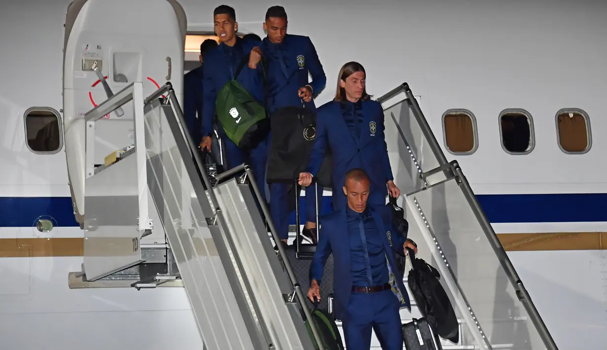 Firmino, Danilo, Filipe Luis dan Miranda turun dari pesawat di Sochi airport, Rusia, (11/6/2018). Brasil berada pada grup E dengan Kosta Rika, Swis dan Serbia. (AFP/Nelson Almeida)