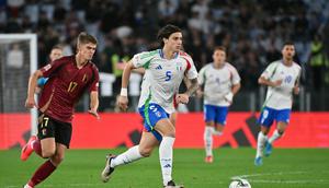 Bek Timnas Italia, Riccardo Calafiori (putih) ketika menghadapi Belgia dalam laga UEFA Nations League di Olimpico Roma, Kamis (10/10/2024). (Alberto PIZZOLI / AFP)