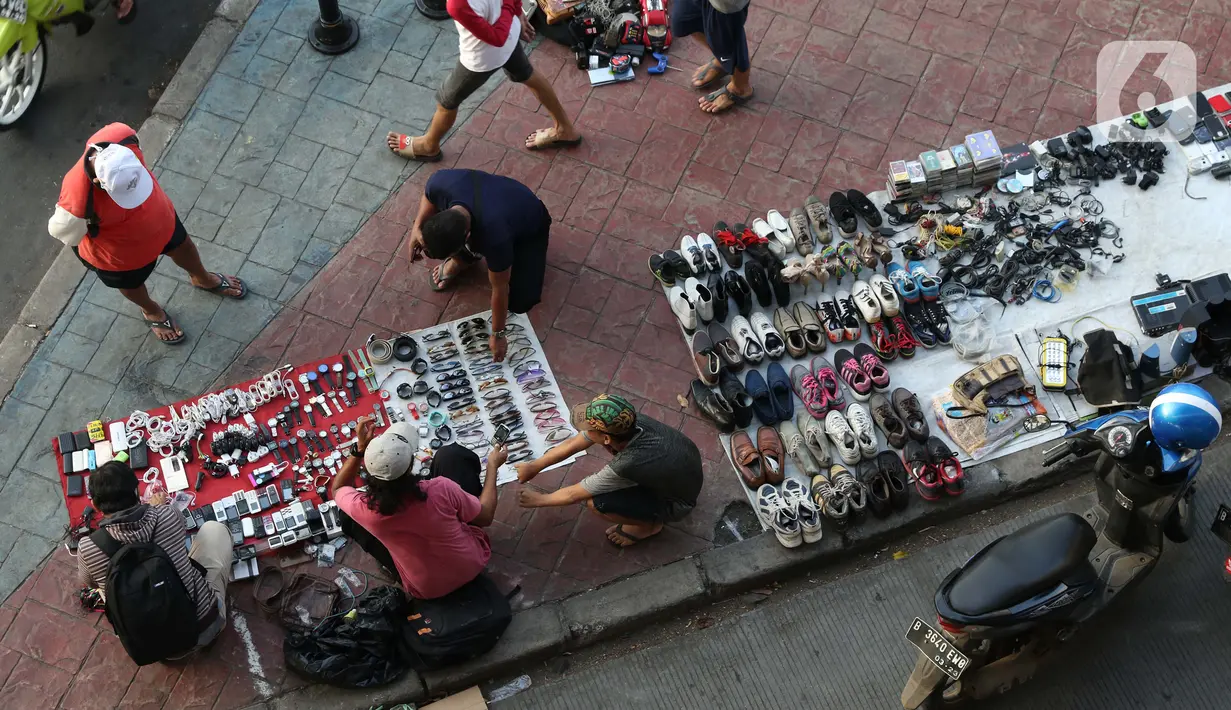 Pedagang kaki lima menjajakan dagangannya di trotoar kawasan Kebayoran Lama, Jakarta, Jumat (15/5/2020). Kondisi ini menyulitkan pejalan kaki yang akan melintasi trotoar di kawasan tersebut. (Liputan6.com/Helmi Fithriansyah)