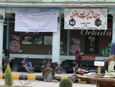 Tempat makan cepat saji yang ditutup oleh Taliban di provinsi Herat, barat laut Afghanistan, Senin, 10 April 2023. Taliban telah melarang keluarga dan perempuan untuk mengunjungi restoran yang memiliki taman atau ruang terbuka hijau di provinsi Herat, kata seorang pejabat pada hari Senin. (AP Photo/Omid Haqjoo)