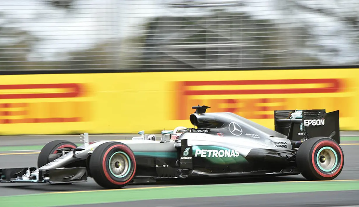 Pebalap Mercedes, Lewis Hamilton, menjalani kualifikasi GP Australia di Sirkuit Albert Park, Sabtu (19/3/2016). Pria Inggris berhak start terdepan berkat catatan waktu 1 menit 23,837 detik. (AFP/Peter Parks)
