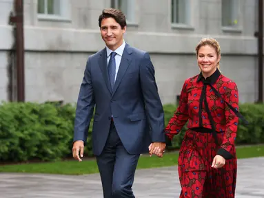 File foto pada 11 September 2019, PM Kanada Justin Trudeau dan istrinya Sophie Gregorie Trudeau tiba di Rideau Hall di Ottawa. Istri PM Kanada dinyatakan positif Virus Corona COVID-19 pada Kamis 12 Maret setelah mulai merasa sakit pada Rabu malam sekembalinya dari acara di London. (Dave Chan/AFP)
