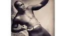 Jack Johnson adal petinju kulit hitam pertama yang meraih juara dunia. Memulai karier akhir abad ke-19, sebagai inspirasi terbesar bagi Muhammad Ali. Dengan rekor 77 kali menang (48 KO), 13 kalah, 14 seri, dan 19 no decisions (1897-1928). (Instagram)