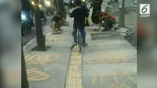 Diduga alami gangguan jiwa, seorang pria menulis lafaz Allah di atas trotoar sepanjang lima meter.