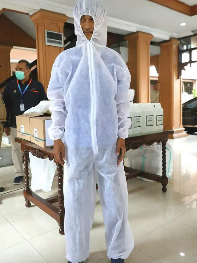 APD atau baju astronot yang diproduksi RS Moewardi Solo. (Foto: LIputan6.com/Pemprov Jateng/Felek Wahyu)
