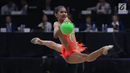 Pesenam Indonesia, Wahyu Putri saat laga nomor bola penyisihan senam ritmik putri Asian Games 2018 di JIEXPO Kemayoran, Jakarta, Senin (27/8). Wahyu Putri hanya mampu mengumpulkan 34,200 poin. (Liputan6.com/Helmi Fithriansyah)