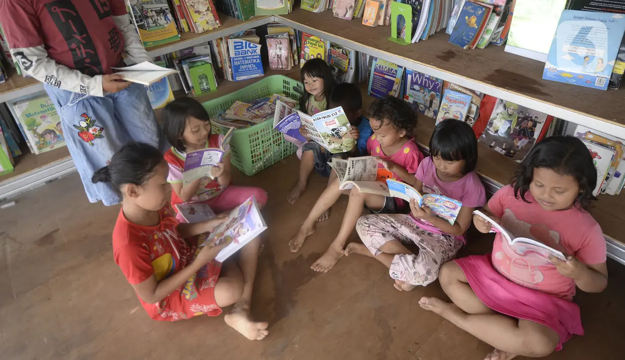 Anak-anak membaca buku di Taman Baca milik Karang Taruna Tunas Karya, Kampung Cibarengkok, Desa Pengasinan, Gunung Sindur, Kabupaten Bogor, Senin (24/8/2020). Taman Baca yang didirikan pada masa pandemi COVID-19 ini untuk hiburan serta meningkatkan pengetahunan anak-anak. (merdeka.com/Dwi Narwoko)