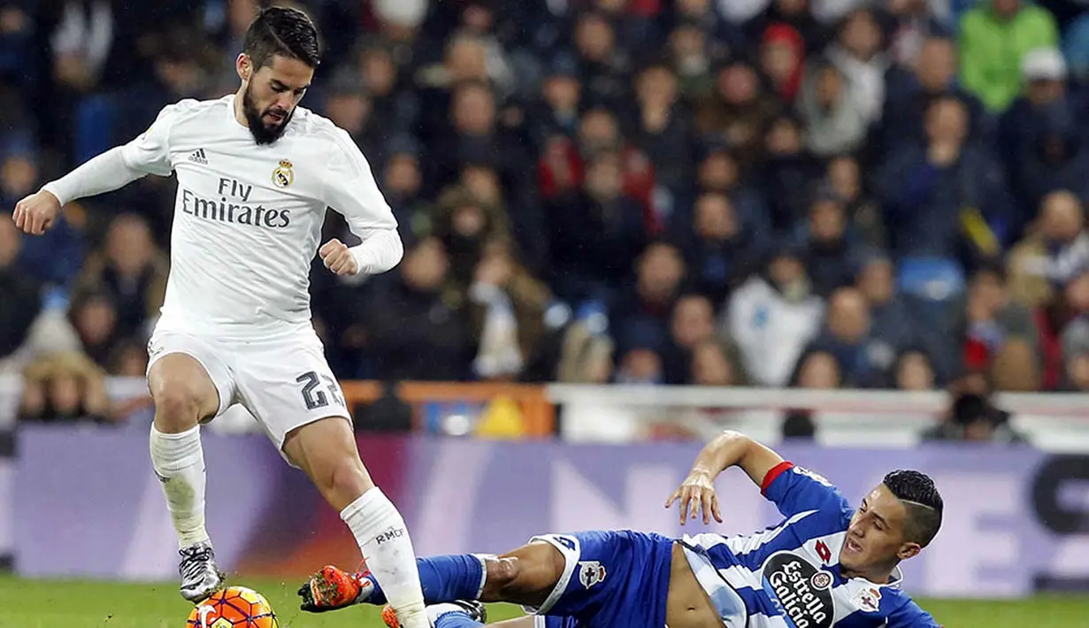 Gelandang Real Madrid, Isco berusaha melewati hadangan pemain Deportivo, Faycal Fajr, pada laga La Liga Spanyol. Bersama Zidane, Isco diberi kepercayaan bermain dari babak pertama. (EPA/Mariscal)