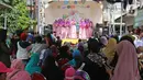 Pengunjung menyaksikan lomba qosidah pada Festival Tugu Pancoran di Jakarta, Minggu (1/12/2019). Di festival ini diadakan senam, bazar, panggung hiburan, pentas seni budaya, lomba qosidah, lomba mewarnai dan lomba tarian daerah. (Liputan6.com/Herman Zakharia)