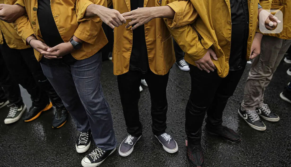 Aliansi BEM Seluruh Indonesia (BEM SI) menggelar aksi peringatan evaluasi 2 tahun Kabinet Indonesia Maju di Kawasan Patung Kuda, Jakarta, Kamis (21/10/2021). Aksi itu sebaagi bentuk penyampaian aspirasi dan kritik atas kinerja pemerintahan Jokowi dan Ma'ruf Amin. (Liputan6.com/Faizal Fanani)