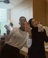 Momen kebersamaan keduanya dibagikan melalui Instagram Story dan langsung mencuri perhatian karena penampilan sporty mereka yang tetap fashionable. [@jenniferbachdim].
