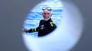 Ray Woolley menyelam menjelajahi bangkai kapal Zenobia di Teluk Larnaca, Siprus, 31 Agustus 2019. Veteran Perang Dunia II yang berusia 96 tahun pada 28 Agustus ini menyelam ke kedalaman 42,4 meter (setara bangunan 15 lantai) selama 48 menit bersama 47 penyelam lain. (AP/Philippos Christou)