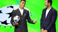 Cristiano Ronaldo dan Gianluigi Buffon berada di panggung drawing Liga Champions 2024/2025 di Grimaldi Forum, Monaco, Kamis (29/8/2024) malam WIB. (Valery HACHE / AFP)