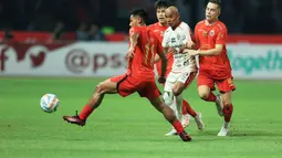 Pemain Bali United, Novri Setiawan (tengah) berebut bola dengan dua pemain Persija, Maciej Gajos (kanan) dan Firza Andika pada laga pekan ke-13 BRI Liga 1 2023/2024 di Stadion Patriot Candrabhaga, Bekasi, Minggu (24/9/2023) malam WIB. (Bola.com/M Iqbal Ichsan)