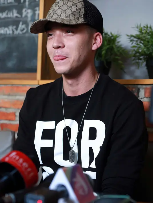 Lelaki kelahiran California, Amerika, 23 tahun silam itu mengaku serius dengan pujaan hatinya sekarang. Meski janda dengan memiliki dua anak dan kabar seputar pernikahan sejenis kekasihnya. (Deki Prayoga/Bintang.com)