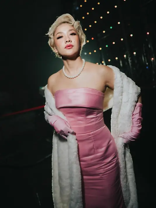 Bunga Citra Lestari nampak kenakan strapless dress panjang warna pink dengan aksen belt [@itsmebcl]