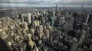 Suasana Kota Manhattan dari ruangan observatorium di lantai 102 Gedung Empire State yang baru direnovasi di New York (10/10/2019). Dari lantai 102, pengunjung akan melihat pemandangan 360 derajat Kota New York. (AFP Photo/Drew Angerer)