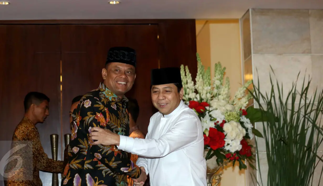 Ketua DPR Setya Novanto (kanan) menyambut kedatangan KASAD Jenderal TNI Gatot Nurmantyo yang juga calon panglima TNI setibanya untuk menghadiri acara buka puasa bersama di rumah dinas Ketua DPR di Jakarta, Selasa (23/6). (Liputan6.com/Faizal Fanani)