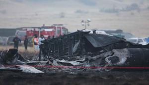 Pesawat jatuh di dekat perbatasan Georgia-Azerbaijan, di wilayah Sighnaghi, Kakheti, Georgia, saat dalam perjalanan pulang dari Azerbaijan. Tampak dalam foto, reruntuhan terlihat di lokasi kecelakaan pesawat angkut militer Turki C-130 di kawasan Sighnaghi di perbatasan Georgia-Azerbaijan, Rabu 12 November 2025. (Giorgi ARJEVANIDZE/AFP)