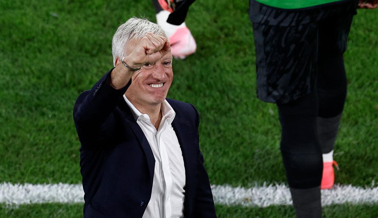 Ekspresi bahagia pelatih Prancis, Didier Deschamps saat merayakan kemenangan timnya atas Austria pada Grup D Euro 2024 di Duesseldorf Arena, Duesseldorf, Jerman, Selasa (18/06/2024) WIB. (AFP/Kenzo Tribouillard)