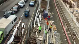 Pekerja menyelesaikan pembangunan proyek peron Stasiun Buaran di Jakarta Timur, Rabu (3/1). Proyek tersebut merupakan bagian program revitalisasi Kemenhub untuk meningkatkan pelayanan serta memudahkan aktivitas penumpang. (Liputan6.com/Immanuel Antonius)