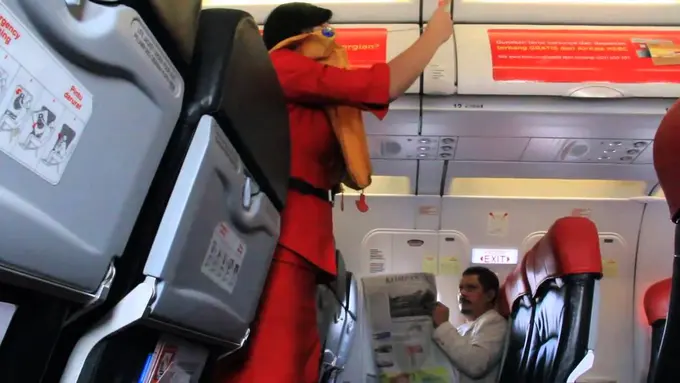 Kelakuan Pramugari dan Pramugara Ini Bikin Ngakak, Ada Apa?