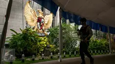 Petugas Brimob melakukan sterilisasi sebelum misa Kamis Putih di Gereja Katedral, Jakarta, Kamis (13/4). Sterilisasi ini untuk memberikan rasa aman kepada umat Katolik yang melaksanakan rangkaian misa Tri Hari Suci Paskah. (Liputan6.com/Gempur M Surya)