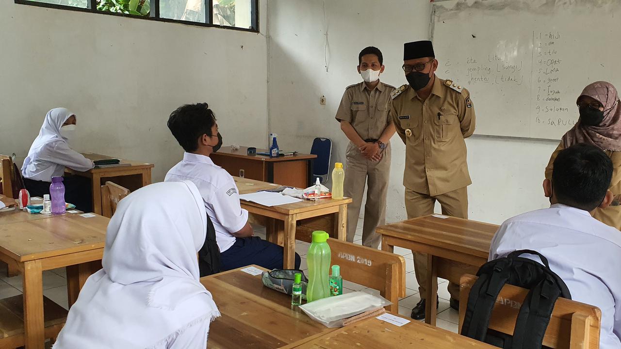 Wakil Wali Kota Depok Imam Budi Hartono meninjau pelaksanaan PTM di SMP Negeri 1 Depok, Senin (4/10/2021).